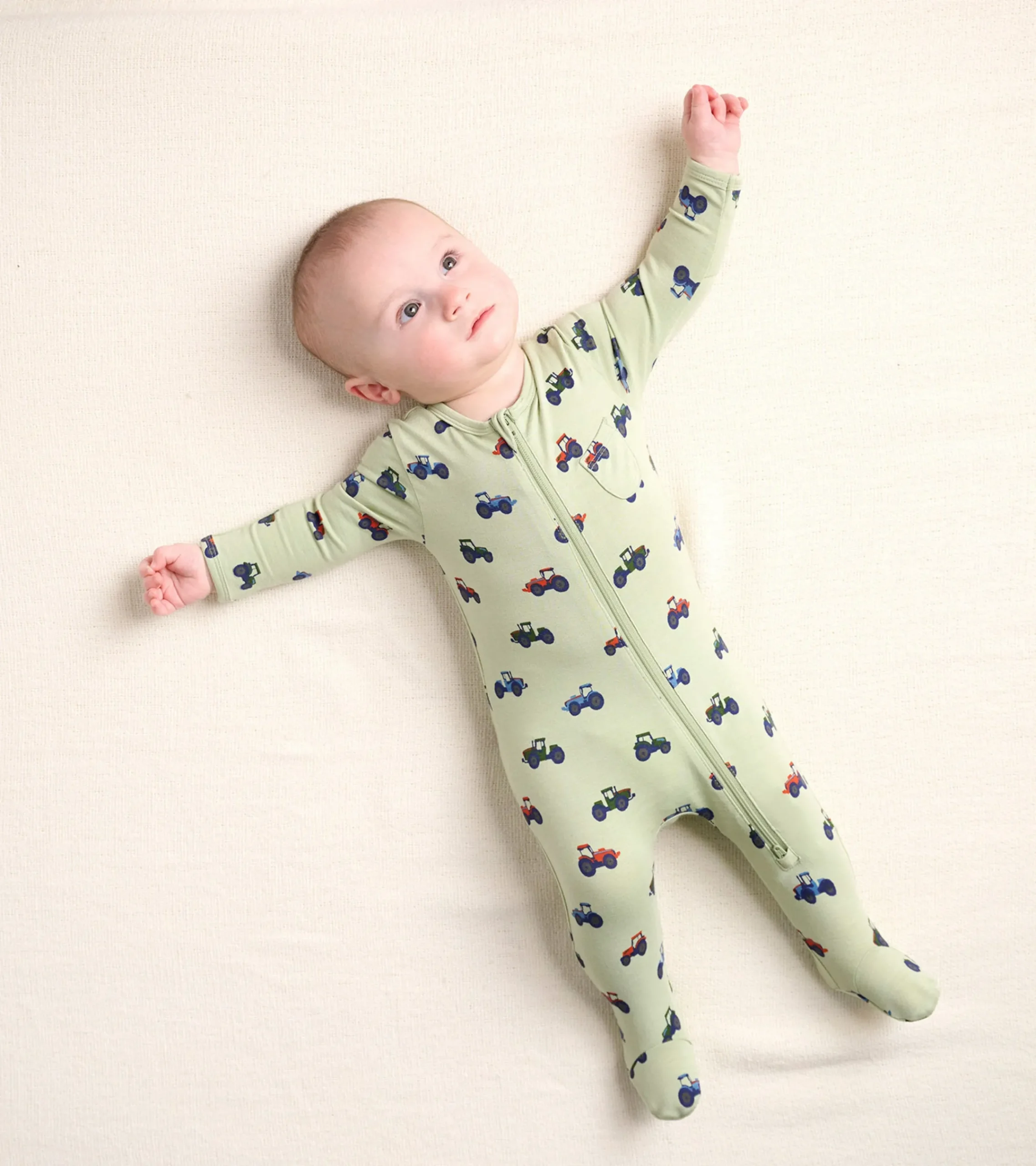 Hot Hatley Little Tractors Newborn Zip-Up Footed Sleeper